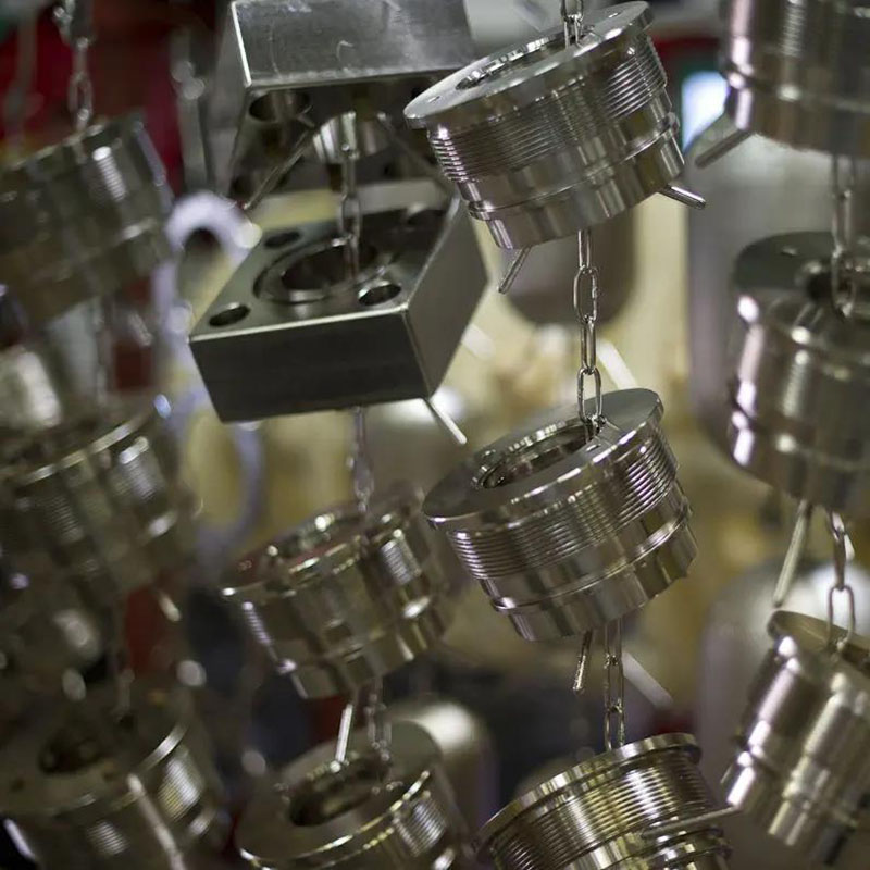 Aký je rozdiel medzi bezprúdovým niklovaním a galvanickým pokovovaním niklom?
